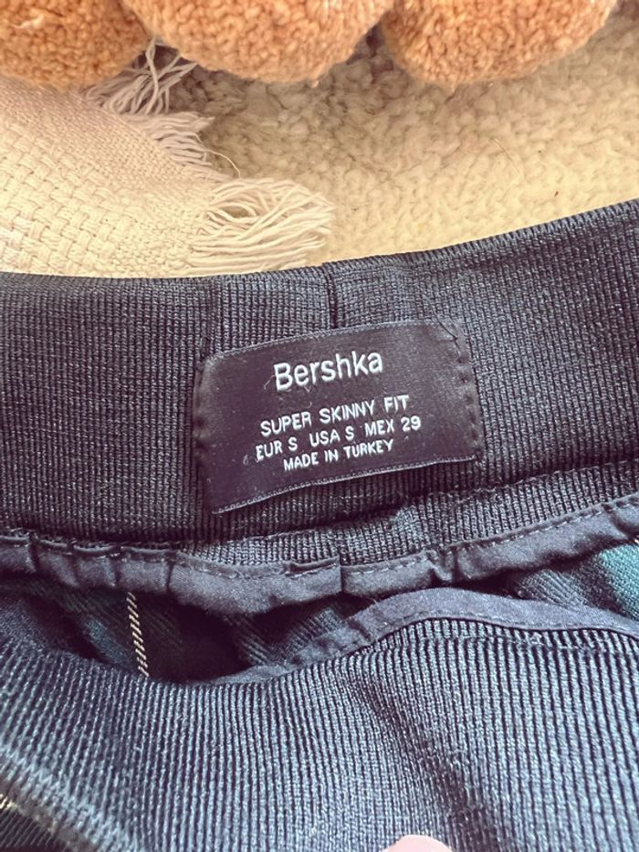 Pantalon à carreaux noir et vert bershka - photo numéro 4