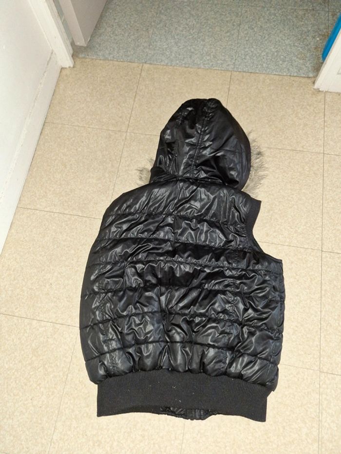 Doudoune sans manche avec capuche très bon état - photo numéro 4