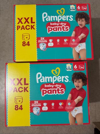 Lot deux cartons de couches culotte, taille six Pampers baby