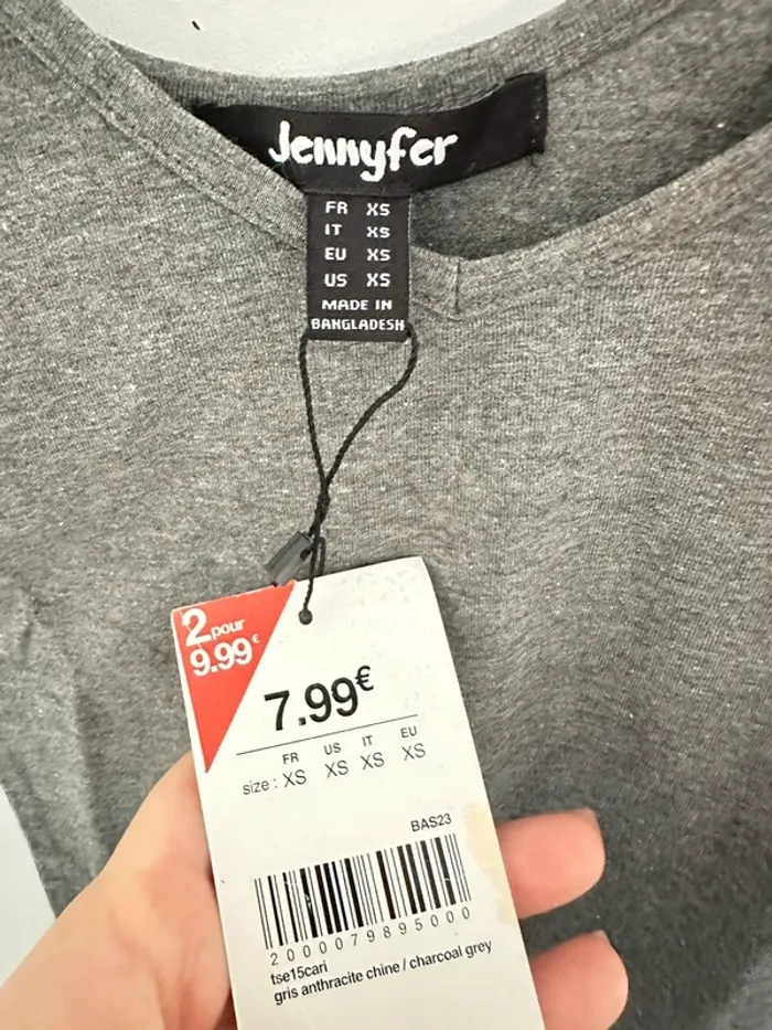 TEE shirt jennifer - photo numéro 2