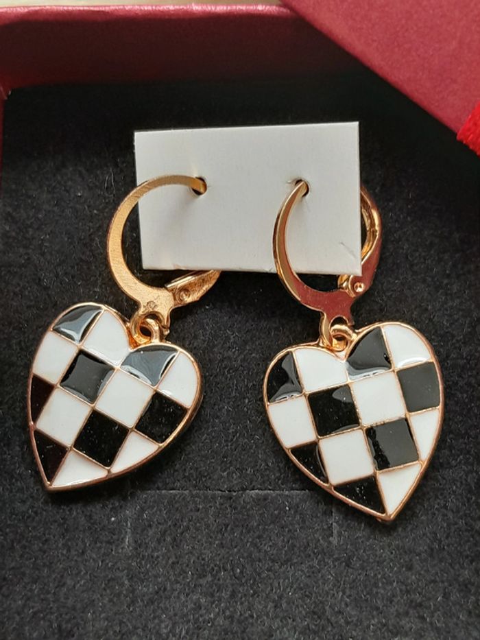 Boucles d'oreilles, coeur à carreaux émaillées, couleurs noir,  dorées - photo numéro 2