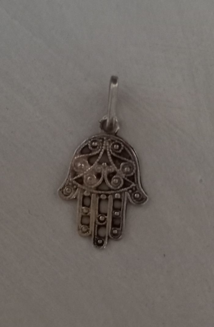 Pendentif main