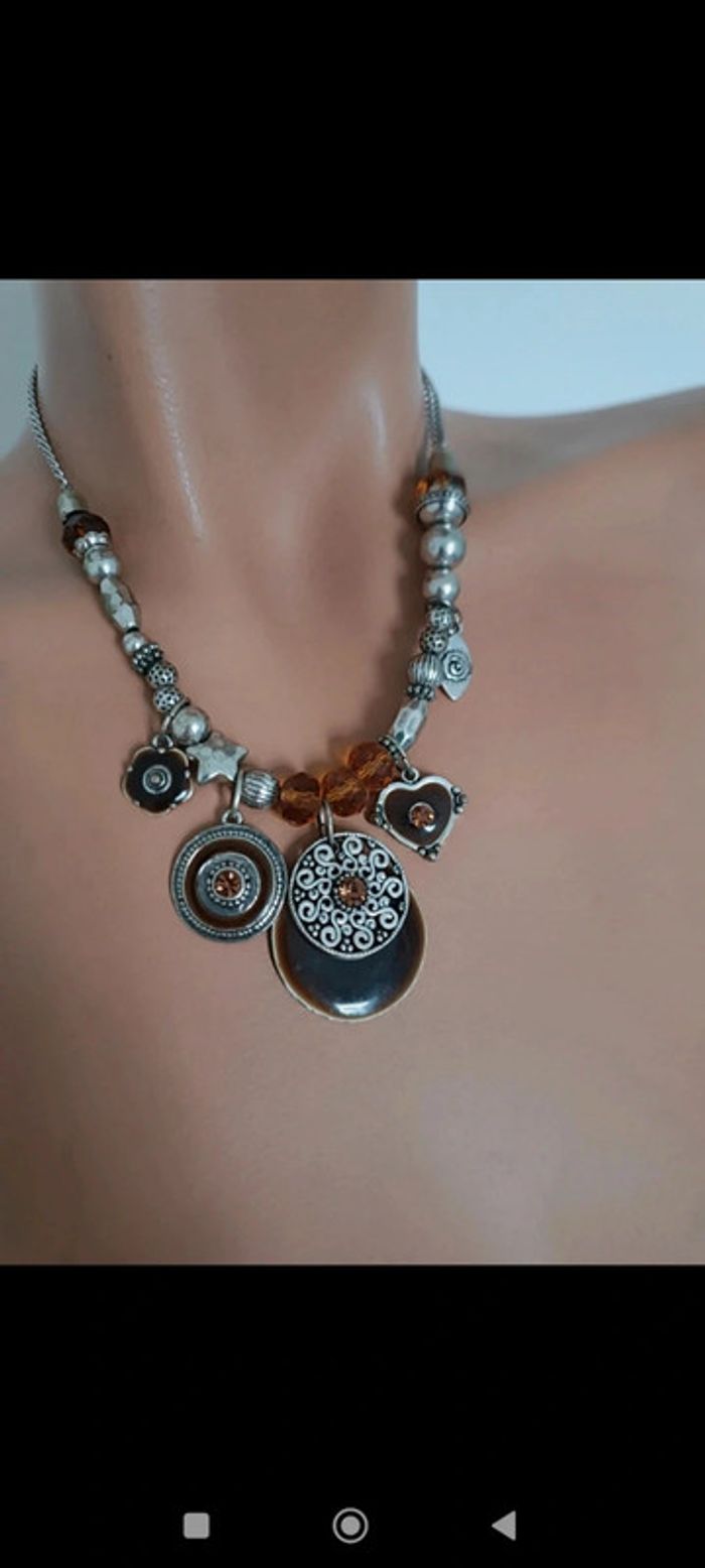 Collier fantaisie à breloques