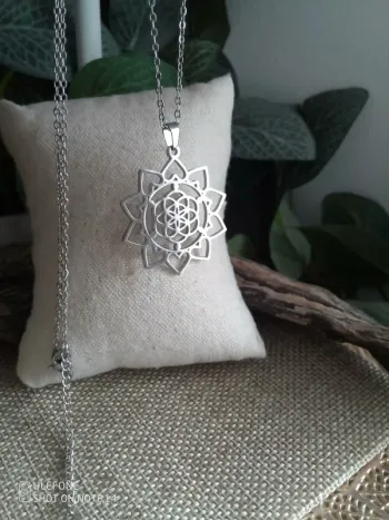Collier fleur de vie argenté en acier inoxydable