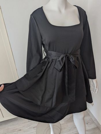 Belle robe noire taille 46 manches longues satiné