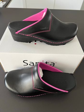 Sabot sanita noir mat brodure rose 37