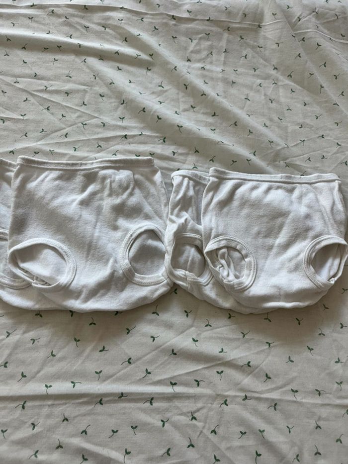 Culottes blanches sur couches