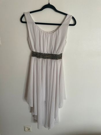 Robe longue blanche ceinturée asymétrique