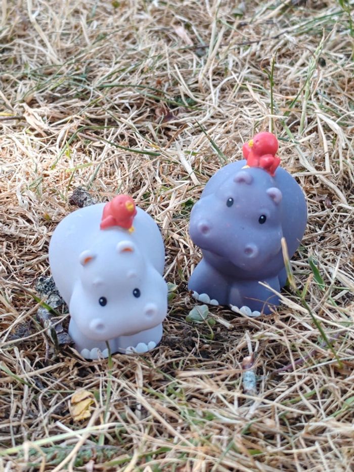 Couple hippopotames little people