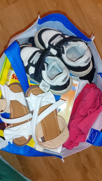 Lot de vêtements pour enfants fille 4 ans .