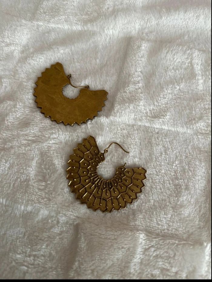 Boucles d’oreilles style créoles en laiton doré - photo numéro 4