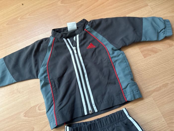 Bel ensemble survêtement jogging Adidas T. 18 mois garçon TBE - photo numéro 3