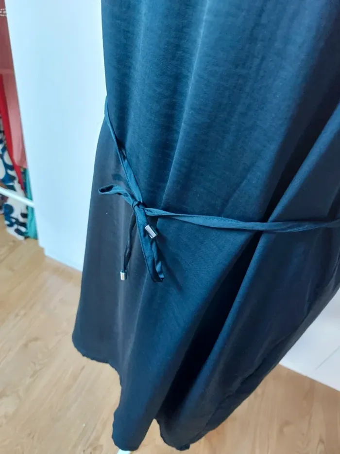 Jolie robe satinée noire - photo numéro 4
