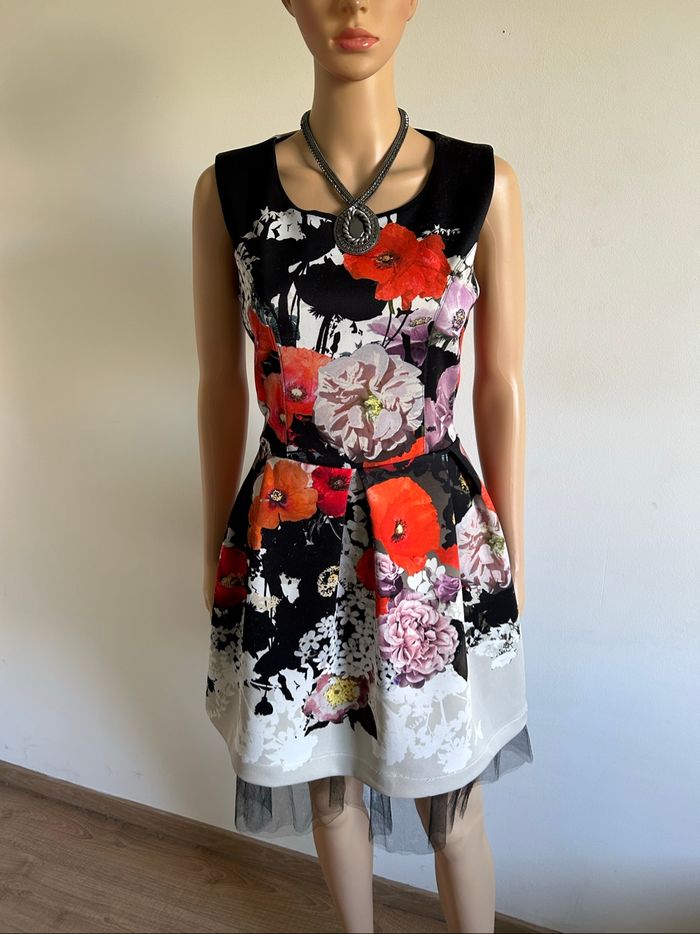 Robe fleurie sans manches Rinascimento taille M TBE