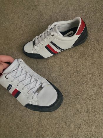 Baskets Tommy Hilfiger blanches homme – style vintage, logo tricolore
