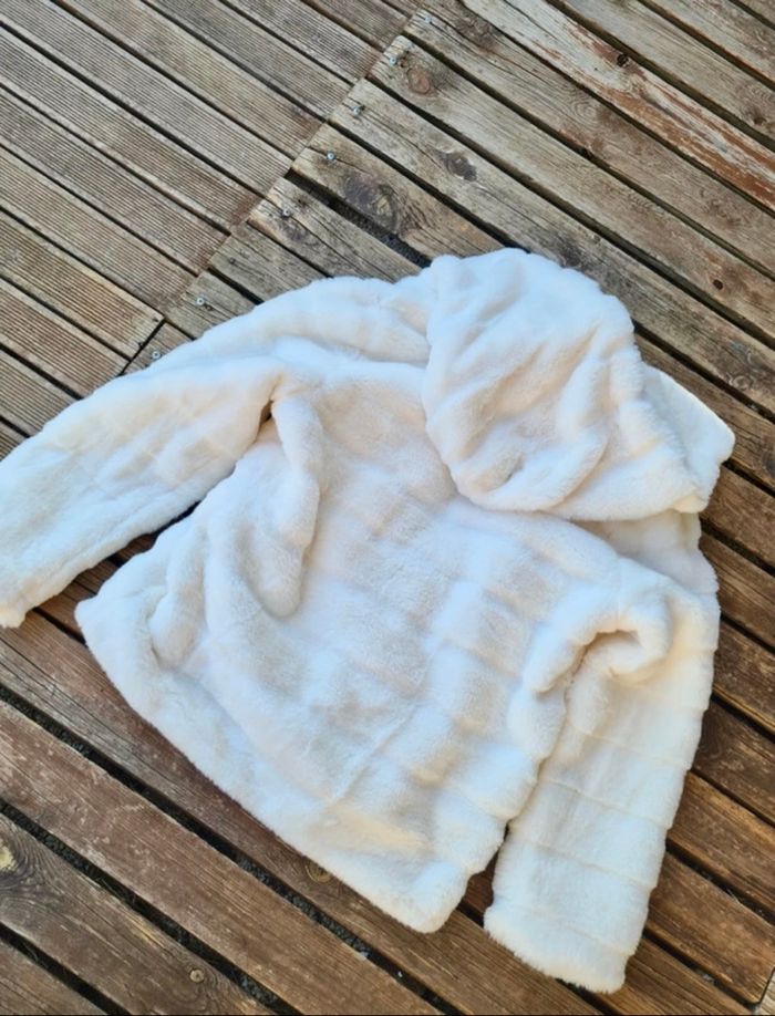 manteau d'hiver en fausse fourrure blanche de la marque Jennyfer. - photo numéro 4