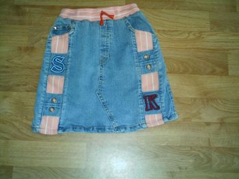 Jupe jean et empiècements roses taille 6 ans TBE