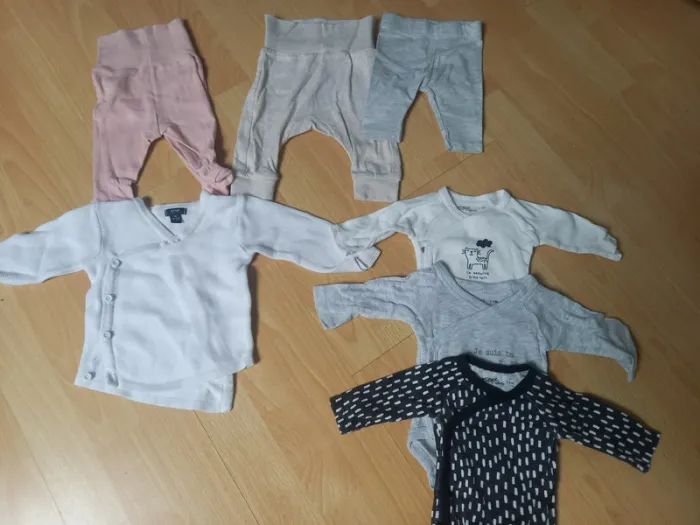 Lot vêtements bébé 1 mois