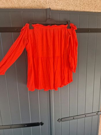 Haut épaules dénudées orange rouge