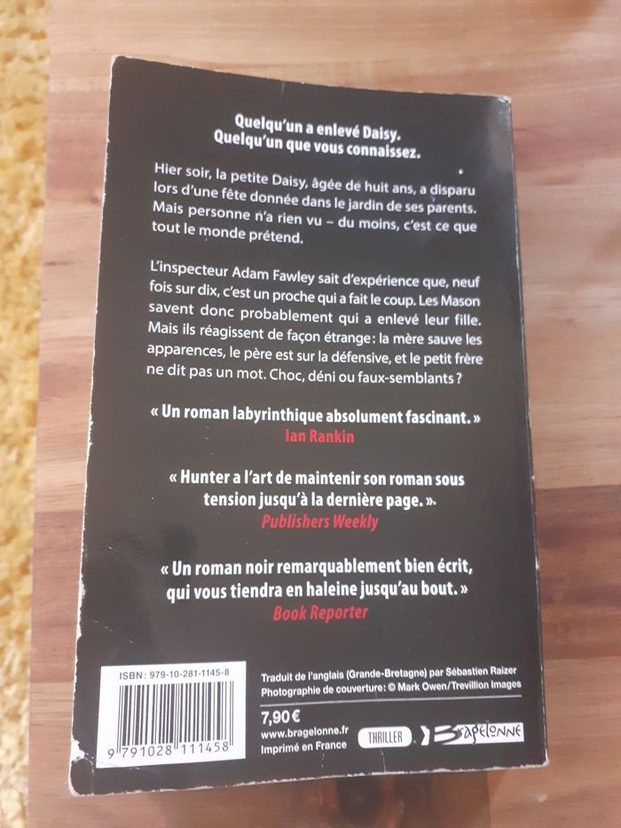Livre sous nos yeux de Cara Hunter - photo numéro 3