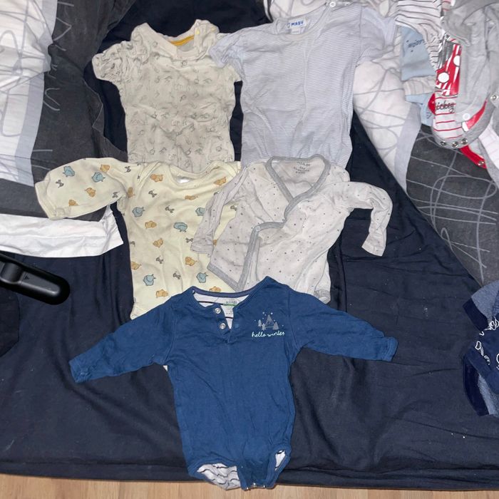 Lot de 5bodies 6mois