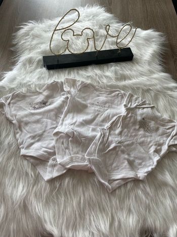 Très jolie ensemble de 3 bodys primark 0-3 mois