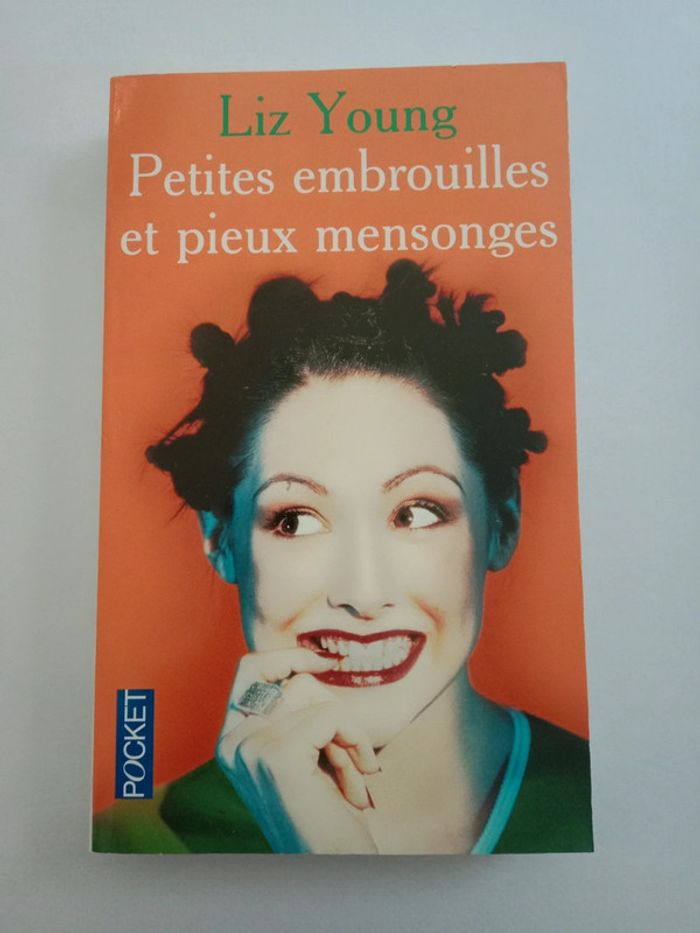 Liz Young - Petites embrouilles et pieux mensonges