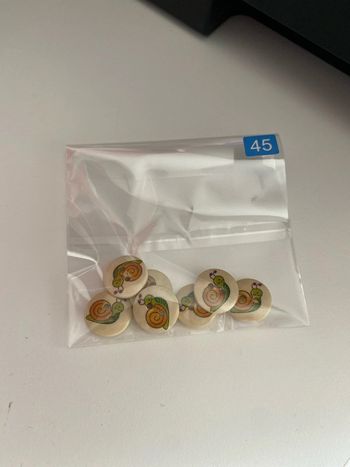 Mercerie - Lot de 7 boutons en bois motif escargot