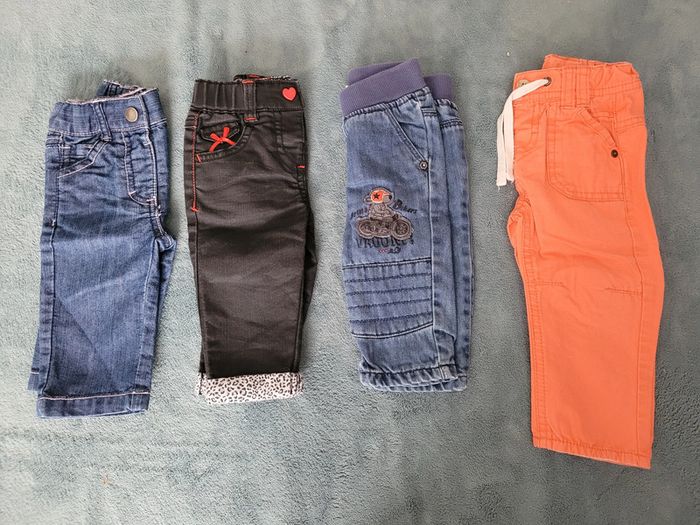 4 pantalons 6/9 Mois