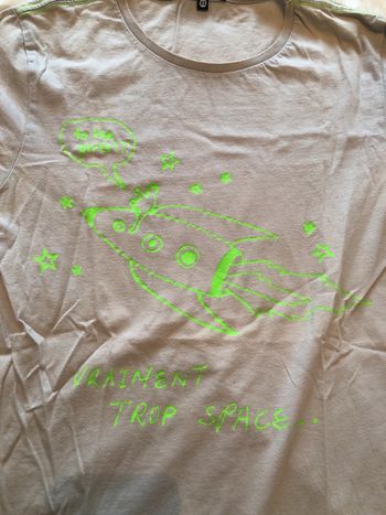 T-shirt message proverbe Bizzbee beige texte message « vraiment trop space » couleur verte taille XS