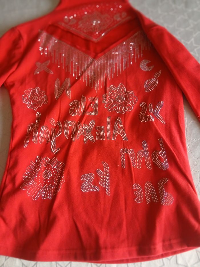 Pull a col roulé rouge a strass M - photo numéro 2