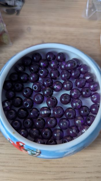 Perles violettes à bande ronde 