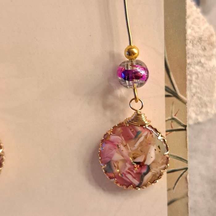 Boucles d'oreilles pendante en résine rose et doré - photo numéro 4