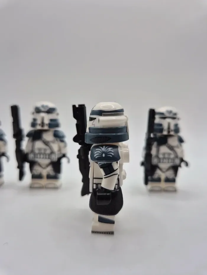 Figurines type lego 4 clones troopers de la légion de Wolffe star wars - photo numéro 3