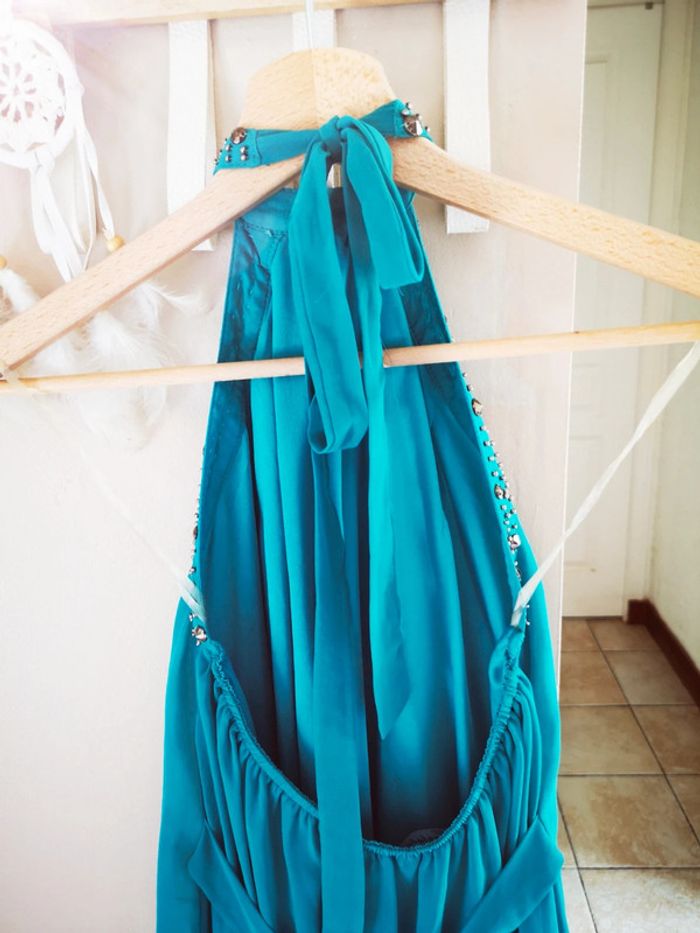 Robe dos nu à volants bleu avec strass - photo numéro 4