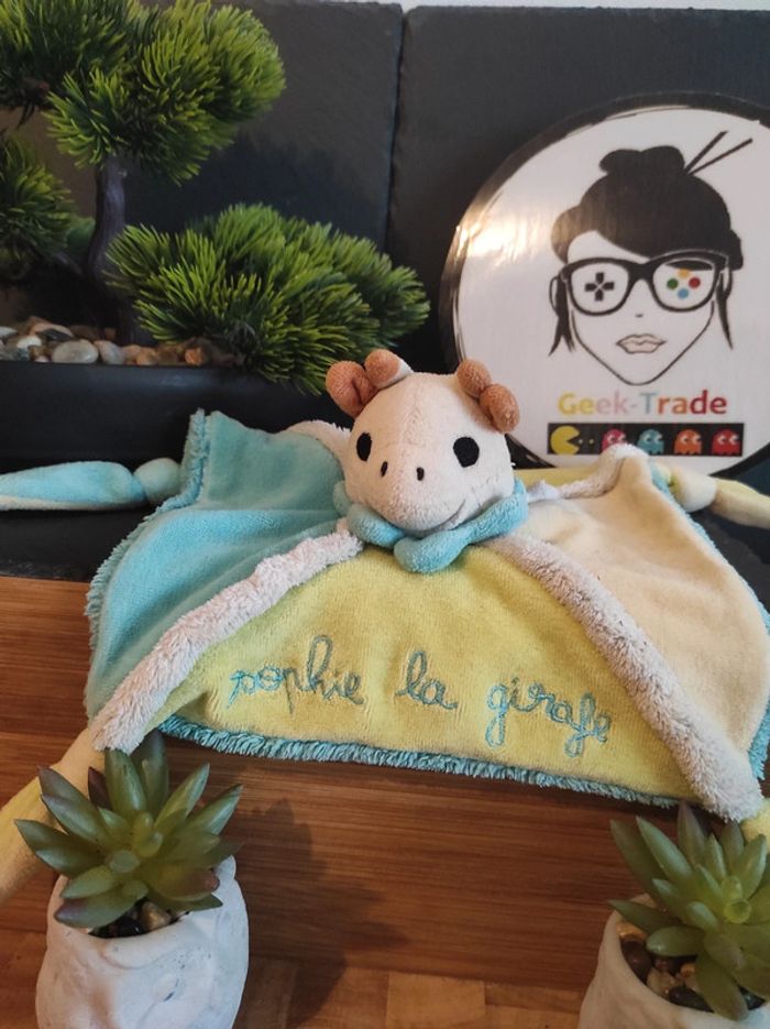 Doudou Knuffel Sophie La Girafe Vulli Bleu Vert Carré Plat  #geektradedoudou