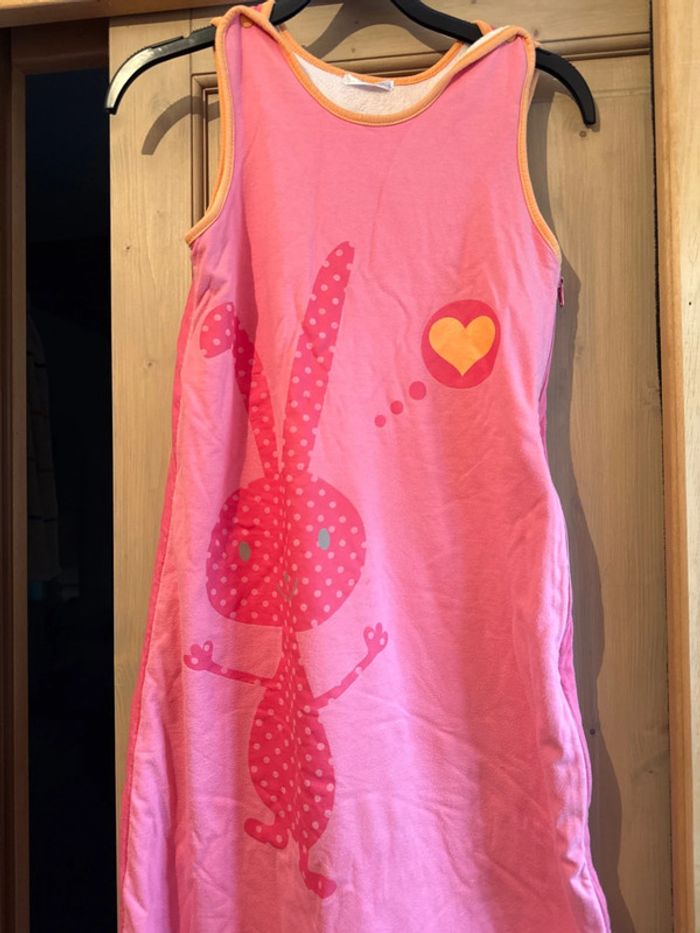 Gigoteuse rose et orange avec un lapin - photo numéro 2