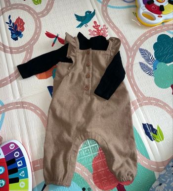 Salopette et body kiabi taille 6 mois 