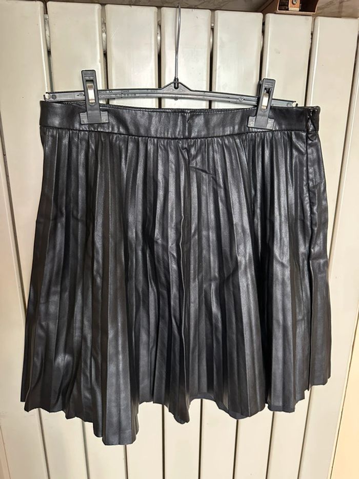 Jupe plissée en similicuir noir Mango M