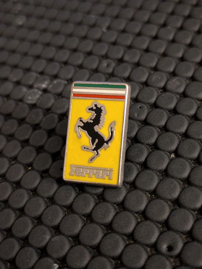 Pin's logo Ferrari