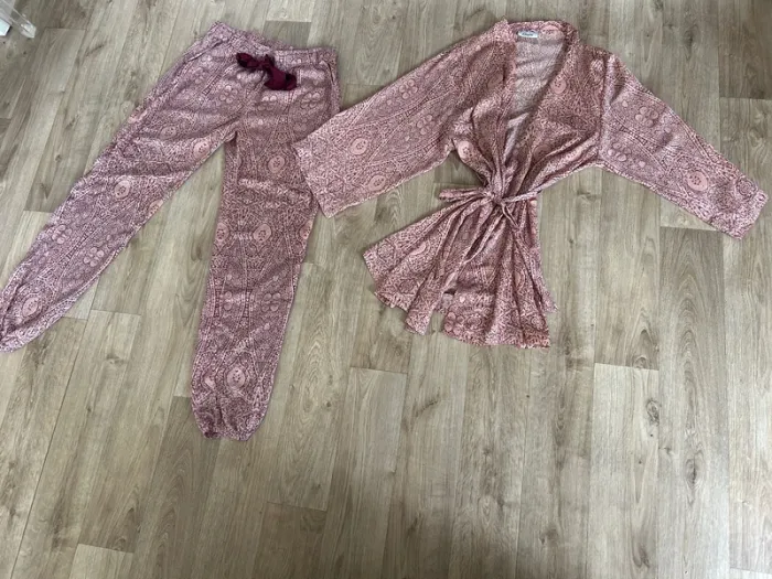 Etam ensemble pantalon + kimono /peignoir satin rose