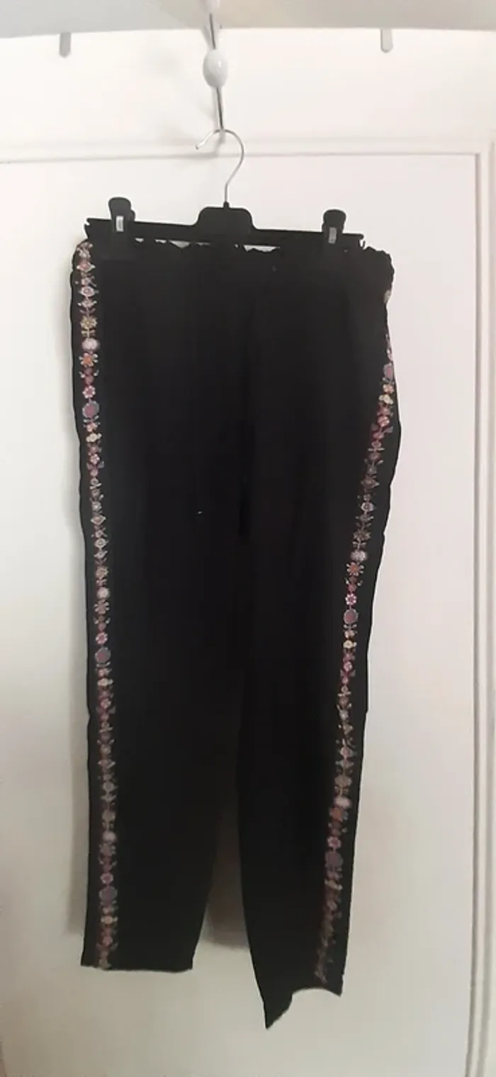 Pantalon en tissus Xs avec liseret fleuri - photo numéro 2