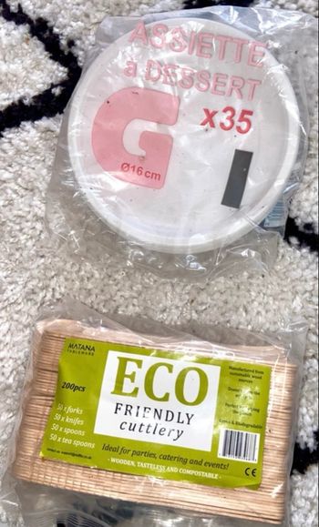 Lot couvert en bois x50 et assiette blanche plastique x35 neuf