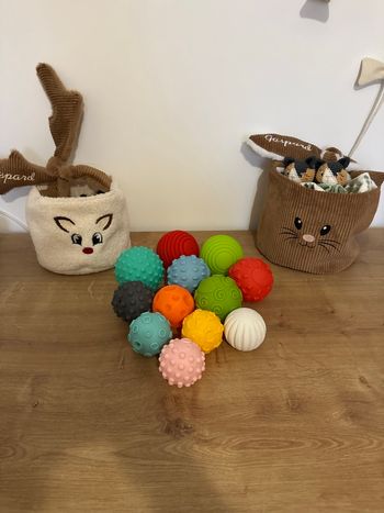 Lot de 12 balles sensorielles - tailles, formes et couleurs différentes - Infantino