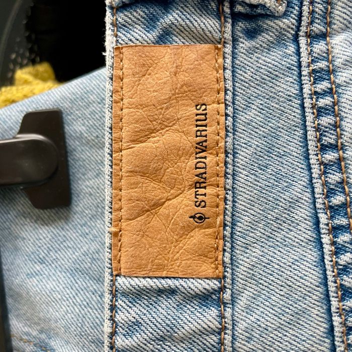 Jean droit bleu clair effet usé Stradivarius taille 42 (L), 100% coton, made in Cambodia V071 - photo numéro 7