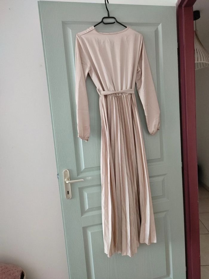 Robe longue satinée et plissée sans fente - photo numéro 4