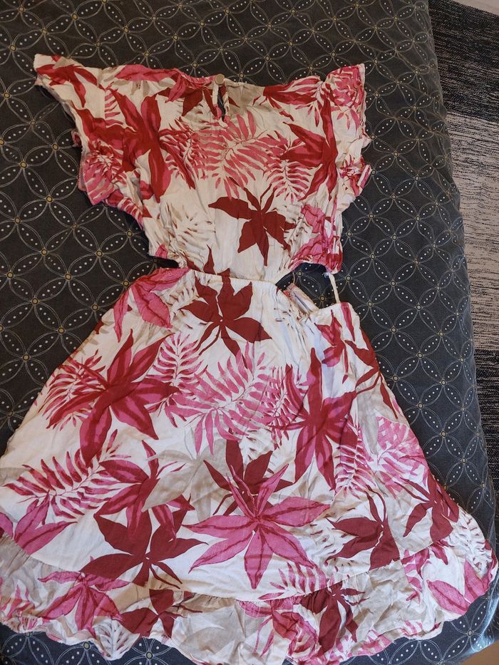 Jolie robe à fleur - photo numéro 2