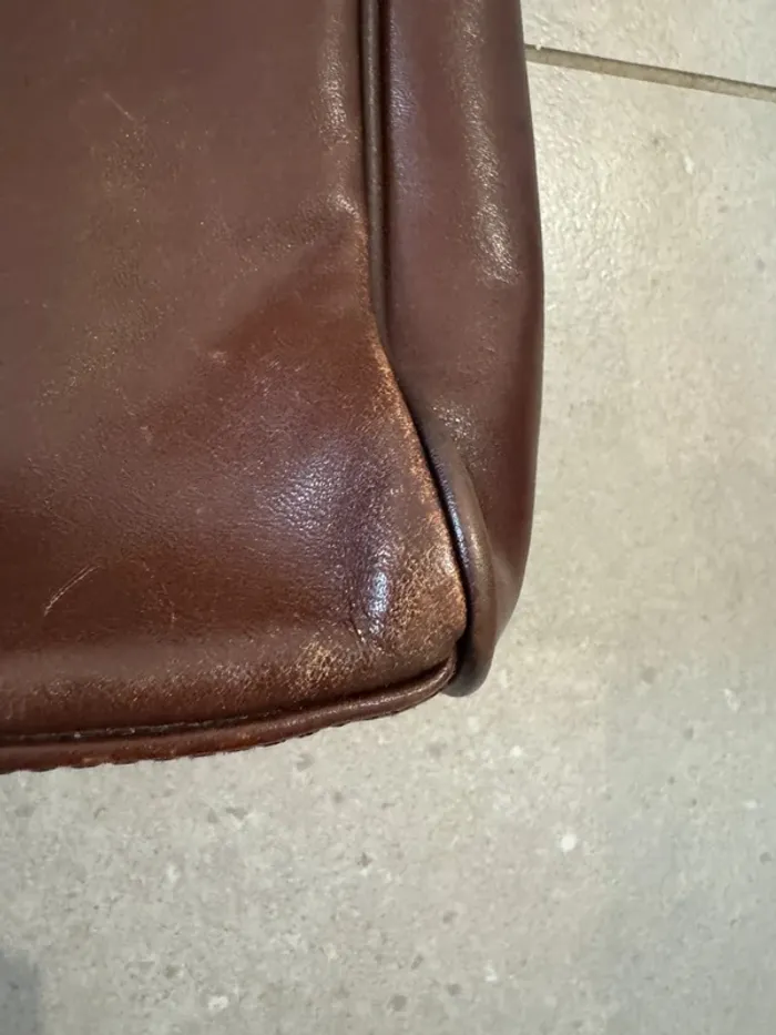 Sac à bandoulière marron Leslly, il ya quelques marques d'usures, - photo numéro 5
