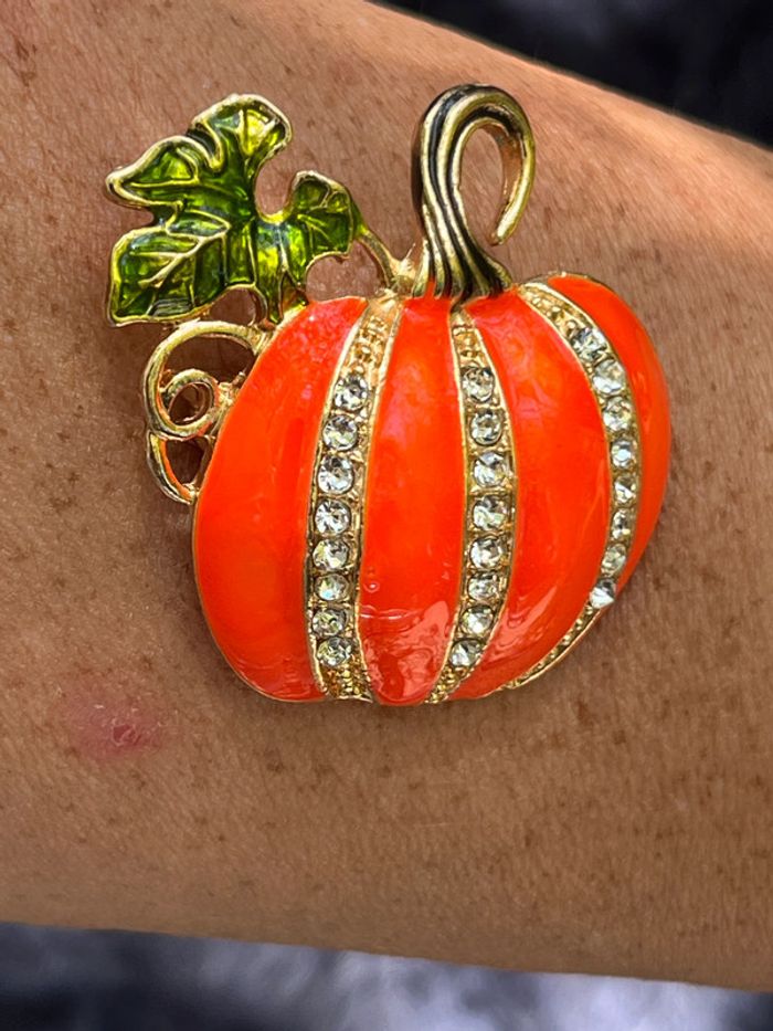 🎃 Broche Citrouille Dorée & Orange Strassée – Élégance Automnale 🎃 - photo numéro 3