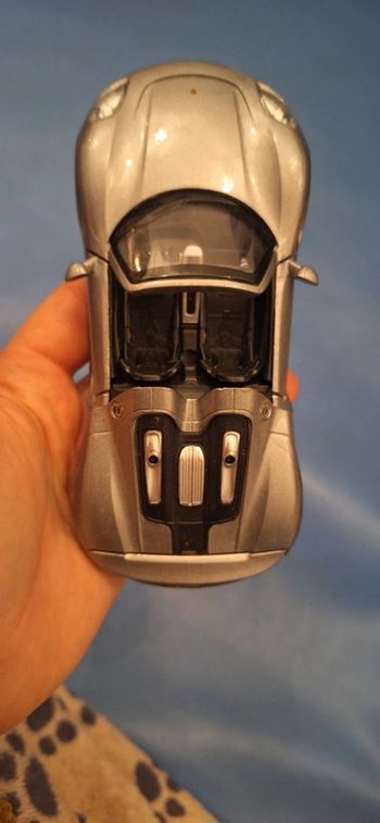 Moyenne voiture en métal gris